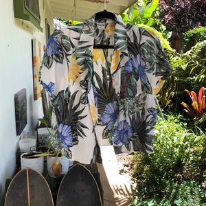 Excellent condition Hawaiian shirt for women. Hurley